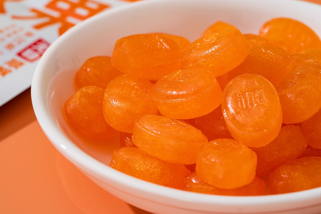 现今,人们对健康的关注度日益提高,“控糖”成为一种新的时尚和生活理念。糖果,能让大脑会释放多巴胺,让人感到快乐和放松,在一定程度上缓解压力,减轻疲劳感。在“控糖”、“减糖”趋势下,糖果如何脱颖而出?现很多食品行业将甜味来源转向了天然代糖,往往这些天然代糖来…